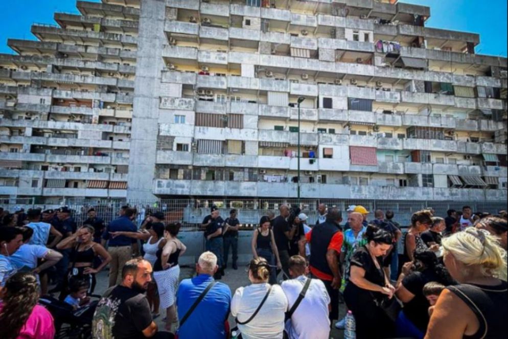 Napoli, Scampia: abitanti della Vela Celeste sfollati dopo il crollo di un ballatoio, avvenuto il 22 luglio 2024, che ha provocato tre morti - Ansa