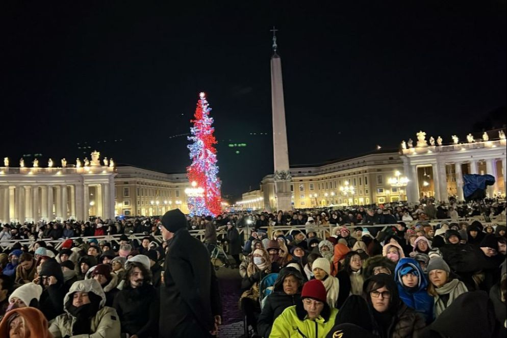 I fedeli radunati in piazza San Pietro per l'apertura della Porta Santa - .