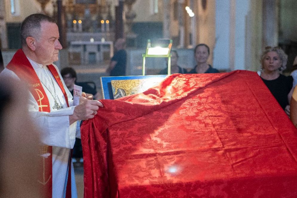 L'arcivescovo di Ravenna-Cervia, Lorenzo Ghizzoni, scopre uno dei pannelli sensoriali che riproducono i mosaici della basilica Sant'Apollinare Nuovo - Opera di Religione