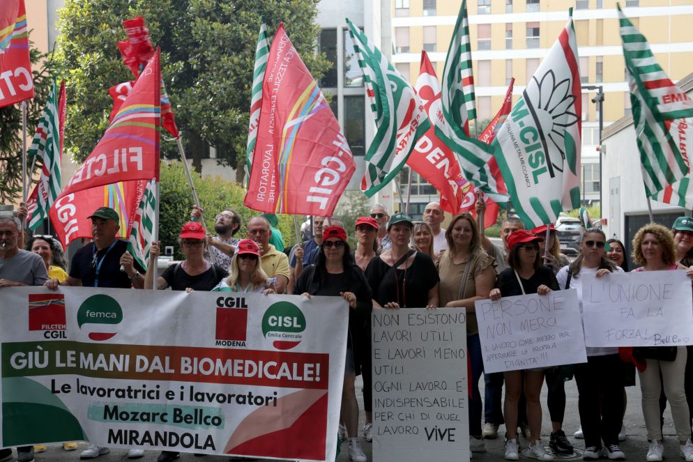 Una manifestazione dei lavoratori di Mozarc Bellco - Fotogramma