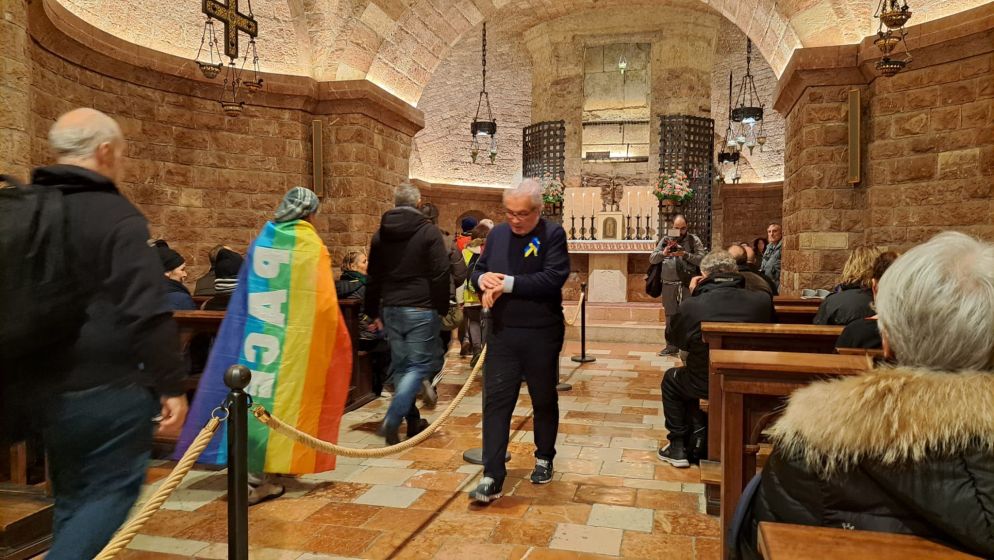 La preghiera sulla tomba di San Francesco - Foto Liverani