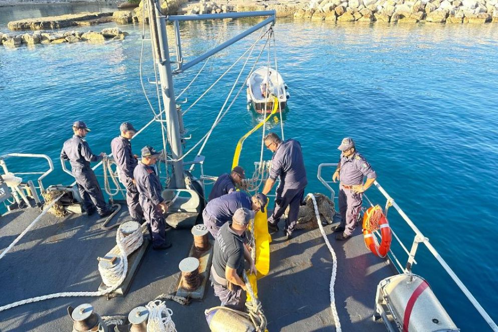 Una foto del ministero della Difesa: la nave cisterna Ticino opera per l'approvvigionamento idrico nell'area di Agrigento e Gela - ANSA