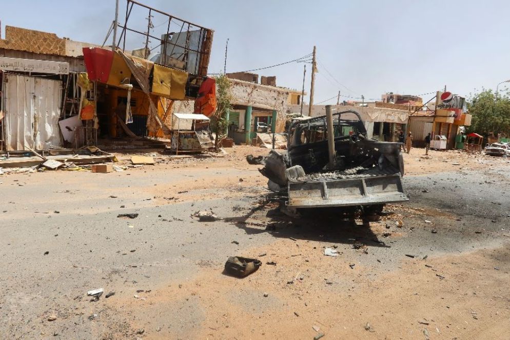 Edifici e veicoli danneggiati dagli scontri a fuoco in una strada di Omdurman a Khartum - Reuters