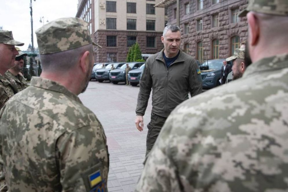Il sindaco di Kiev, Vitaliy Klitschko, con i militari - Telegram