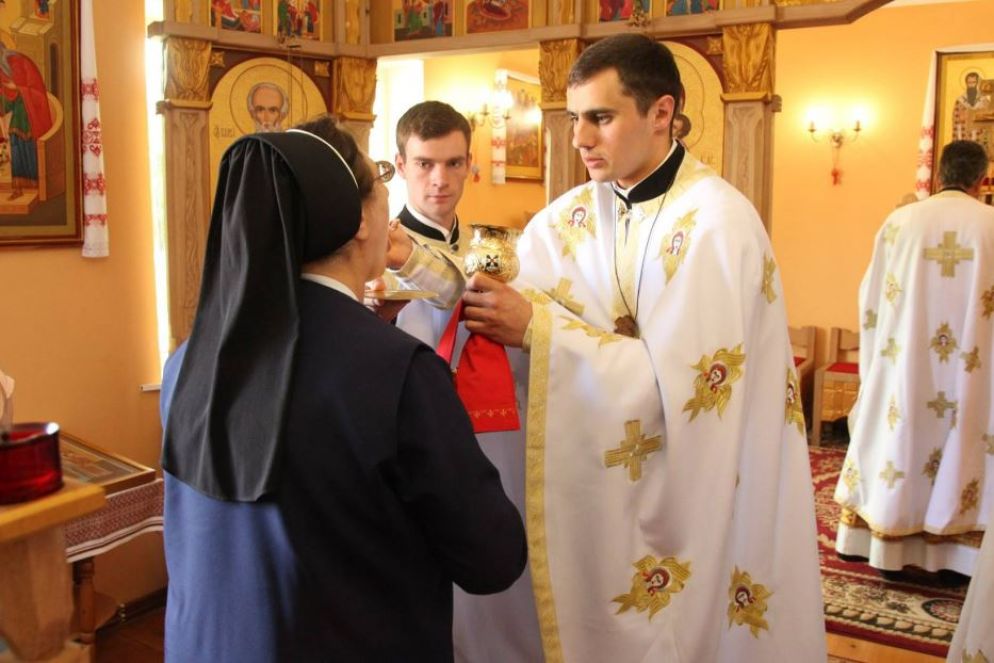 Padre Oleksandr Bogomaz durante una celebrazione - Avvenire
