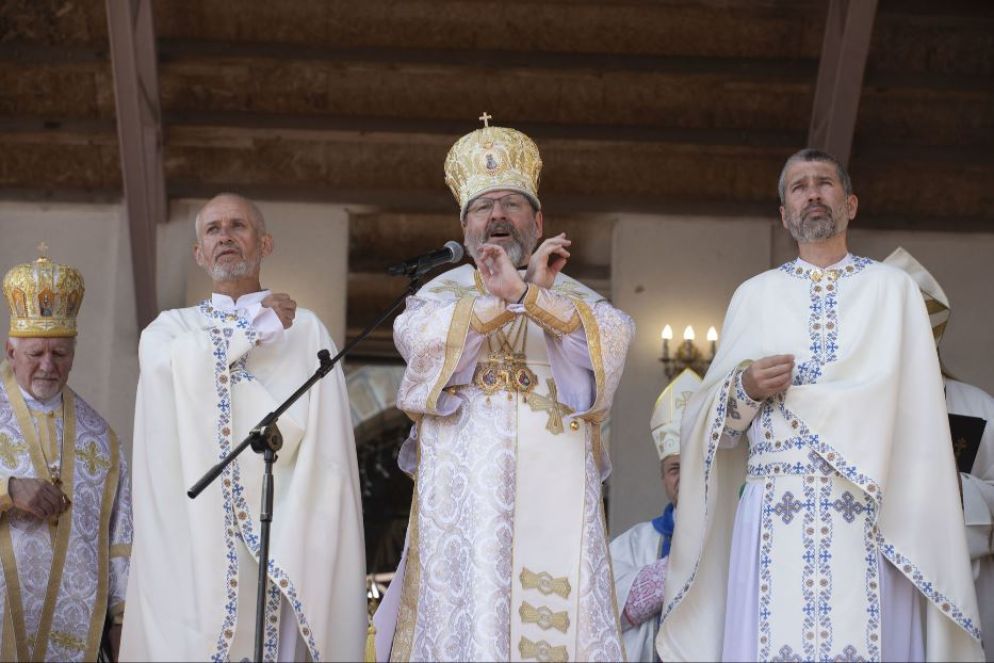 I due religiosi redentoristi tenuti prigionieri dai russi nella prima Messa dopo la liberazione: Bohdan Geleta (a sinistra) e Ivan Levitskyi (a destra). A sinistra, l'arcivescovo Sviatoslav Shevchuk - ugcc.ua