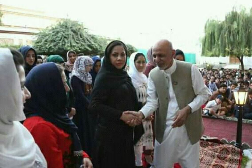 Hamida stringe la mano al presidente della Repubblica Ashraf Ghani, che è oggi rifugiato negli Emirati Arabi, per trattare a favore delle donne - .