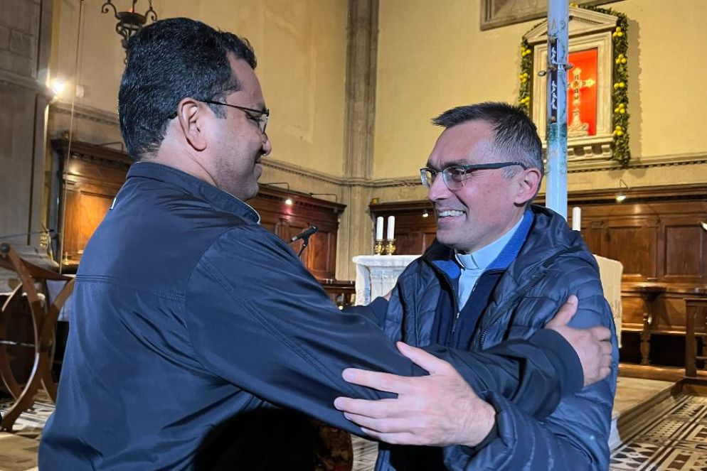 Don Gherardo Gambelli, arcivescovo eletto di Firenze, mentre saluta la gente nella Cattedrale di Firenze dopo l'annuncio della sua nomina - Gambassi