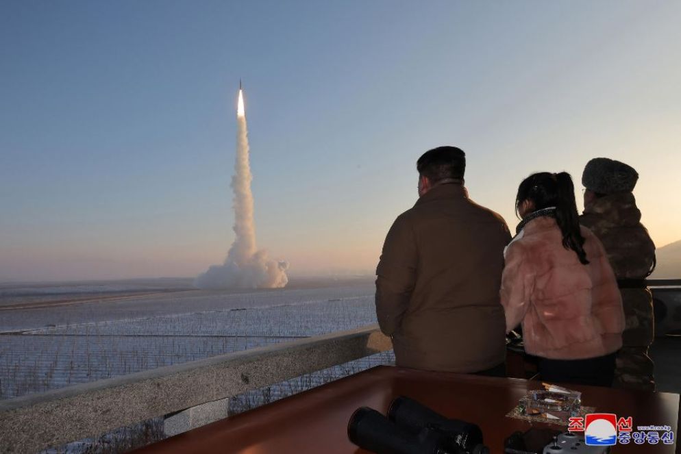 Il leader nordcoreano Kim Jong-un assiste al lancio assieme alla figlia Kim Ju Ae - ANSA