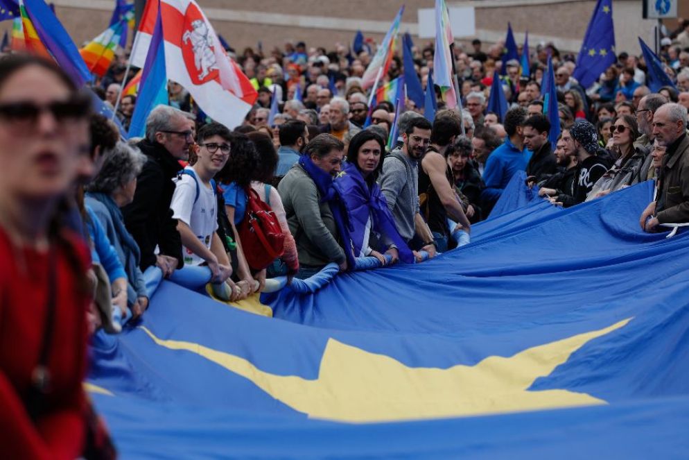 Manifestanti in Piazza del Popolo - Ansa