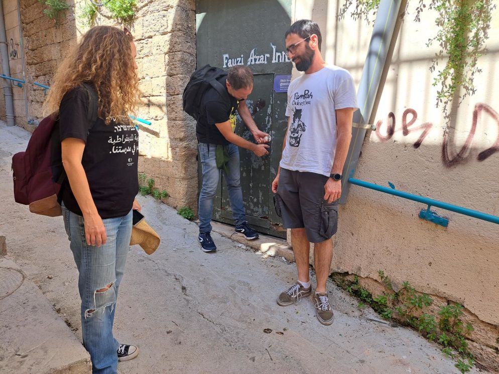 Maoz Inon con gli operatori di Zazim di fronte al suo Fauzi Azar