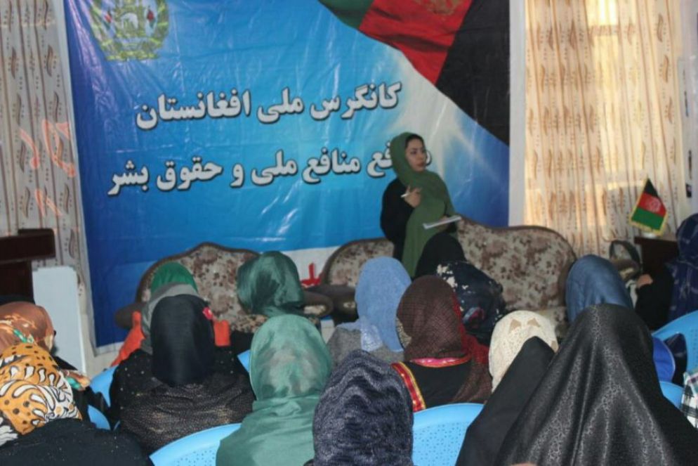 Hamida durante uno degli incontri con le donne afghane, quando ancora si trovava nel suo Paese - .