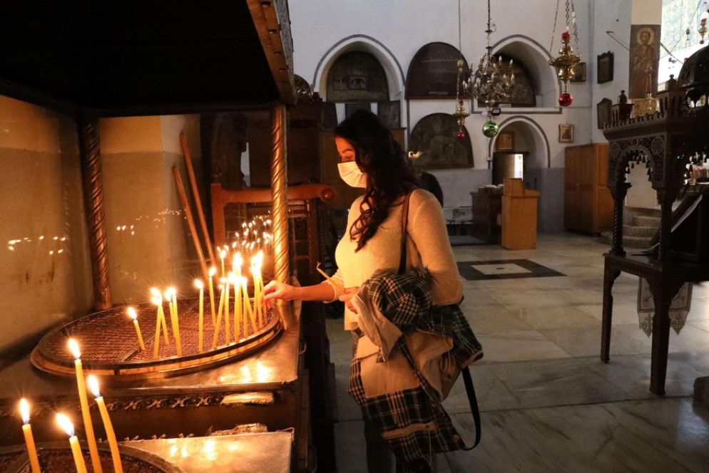 Fedeli nella Basilica della Natività - Ansa