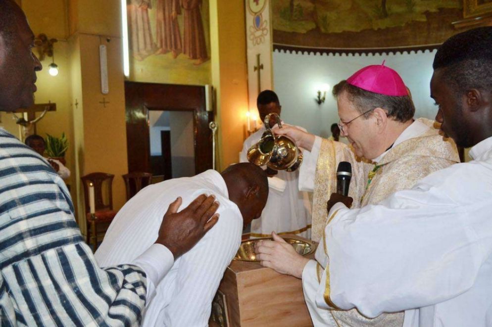 Il vescovo Bugeja, vicario apostolico di Tripoli, durante un Battesimo nella capitale libica - Facebook George Bugeja