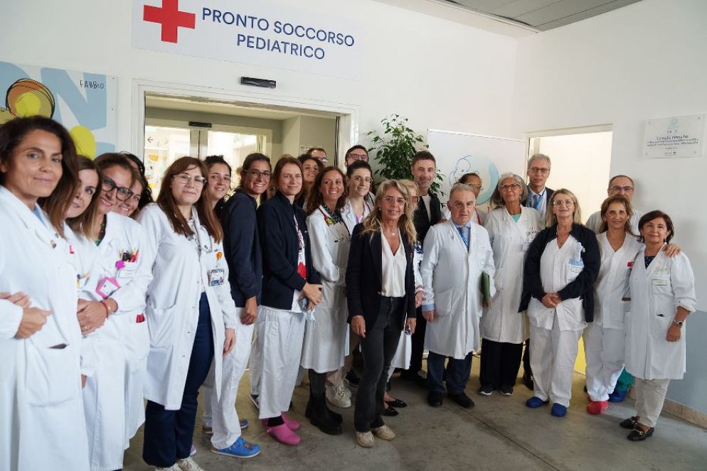 Il personale sanitario del Policlinico Gemelli con Mariavittoria Rava, Raffaele Zinno, Andrea Cambieri, Giovanni Vento, Antonio Chiaretti e Raoul Bova - Reply Studio Srl