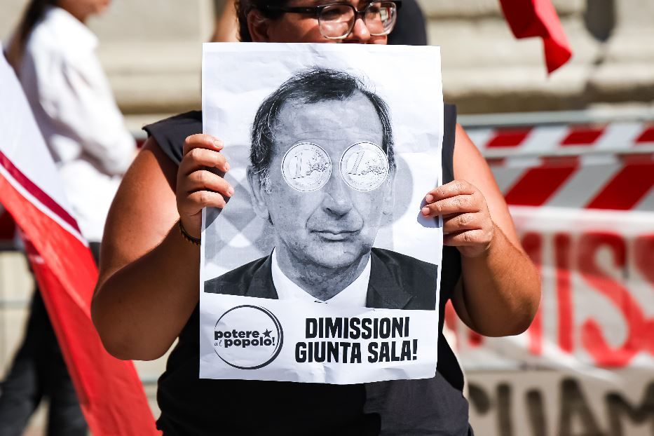 Le proteste fuori da Palazzo Marino, a Milano, all'arrivo del sindaco - Fotogramma