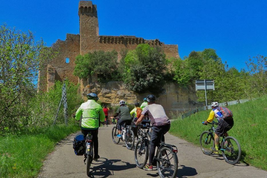 Il 14 e il 15 giugno le Giornate Nazionali del Cicloturismo: il castello di Sovana in provincia di Grosseto - Ufficio stampa Fiab