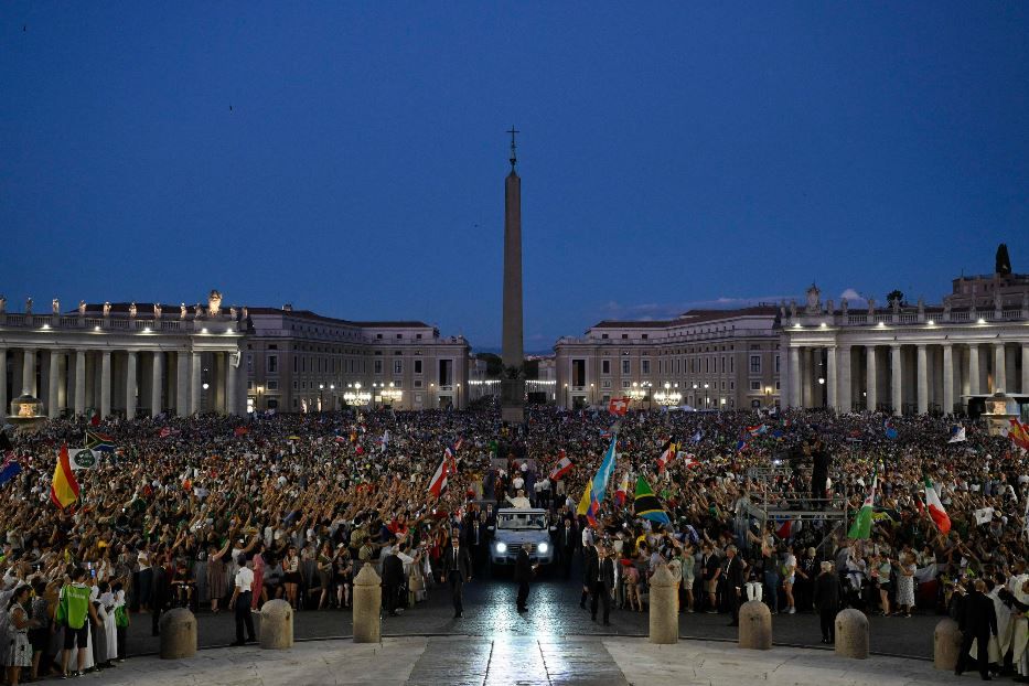 Leone XIV a sorpresa fra i 120mila ragazzi in piazza San Pietro per la Messa di benvenuto del Giubileo dei giovani - Vatican Media