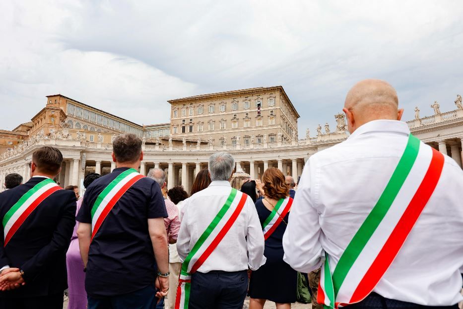 Gli amministratori e i governati in piazza San Pietro durante l'Angelus - Ansa
