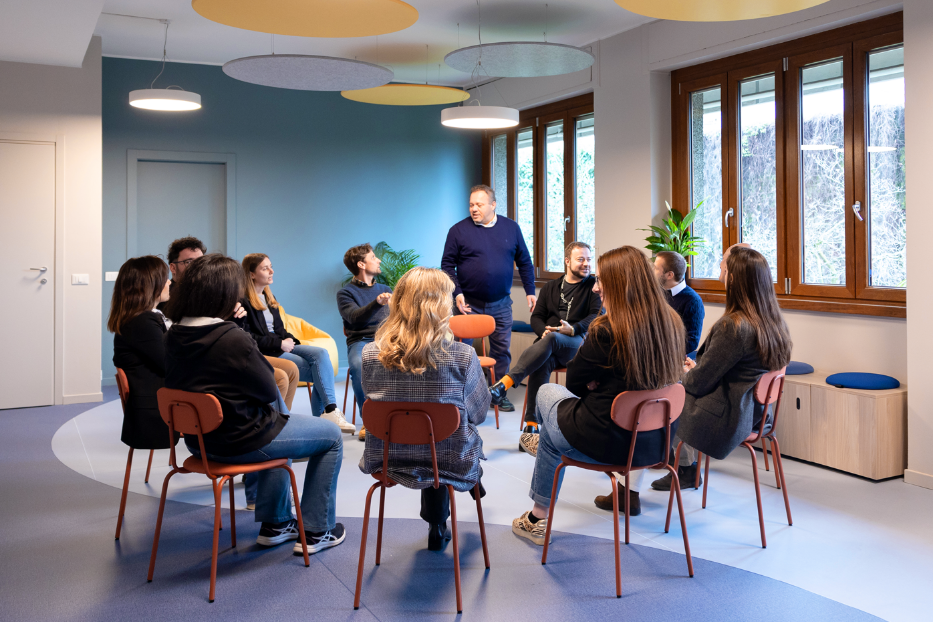 Un momento di incontro tra gli psicologi, gli educatori e Ivano Zoppi nel nuovo Centro di recupero terapeutico di Fondazione Carolina - Fondazione Carolina