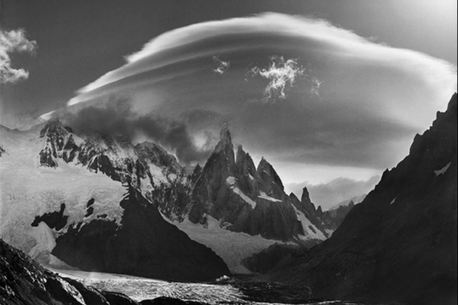 Un ghiacciaio ai piedi del Cerro Torre, della Torre Egger e della Punta Herron, cime situate in Patagonia al confine tra Cile e Argentina, 2007 - © Sebastião Salgado/Contrasto