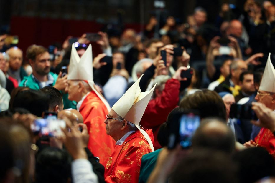 I cardinali fra due ali di folla nella Basilica di San Pietro per la Messa «pro eligendo Romano Pontifice» - Reuters