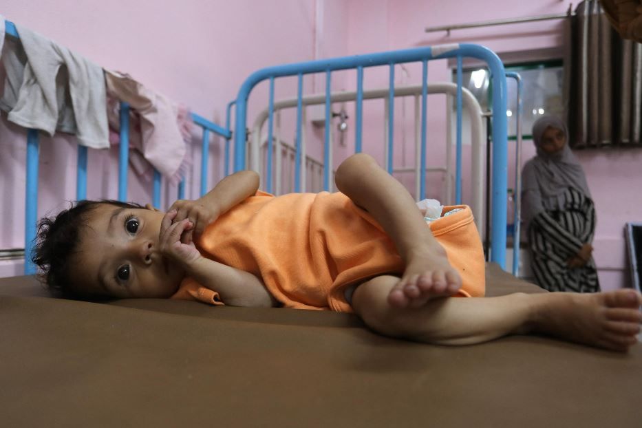 Sono soprattutto i bambini piccoli a patire la carestia che ha investito la Striscia. Questa immagine è tra le meno drammatiche che in queste ore vengono scattate a Gaza - Ansa