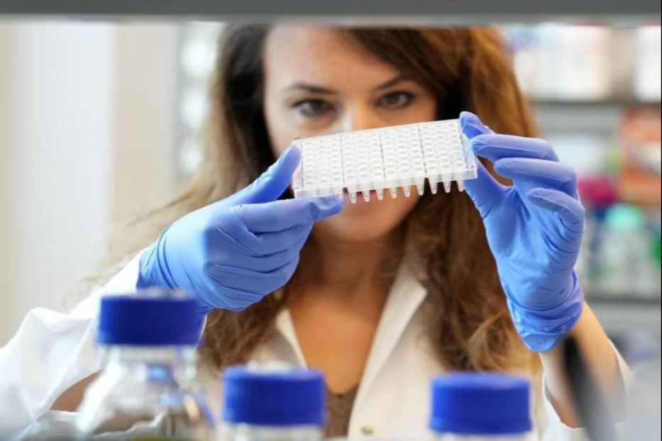 Una ricercatrice al lavoro allo Human Technopole di Milano - Fotogramma