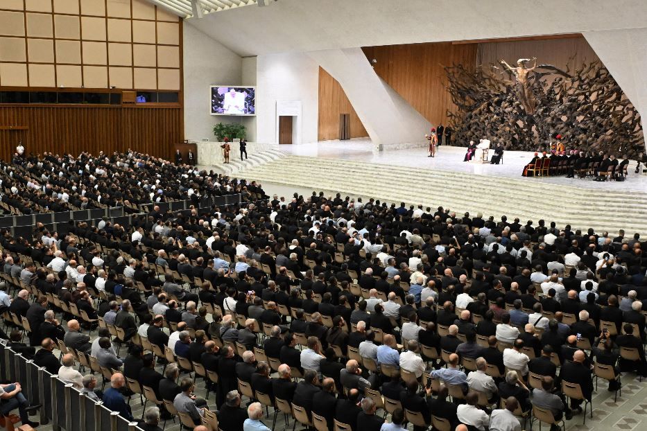 Il Papa con il clero della diocesi di Roma durante l'udienza nell'Aula Paolo VI - Ansa