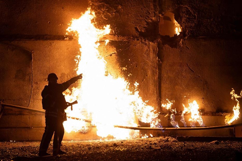 I vigili del fuoco tentano di spegnere gli incendi dopo la caduta dei missili sulle case - Ansa