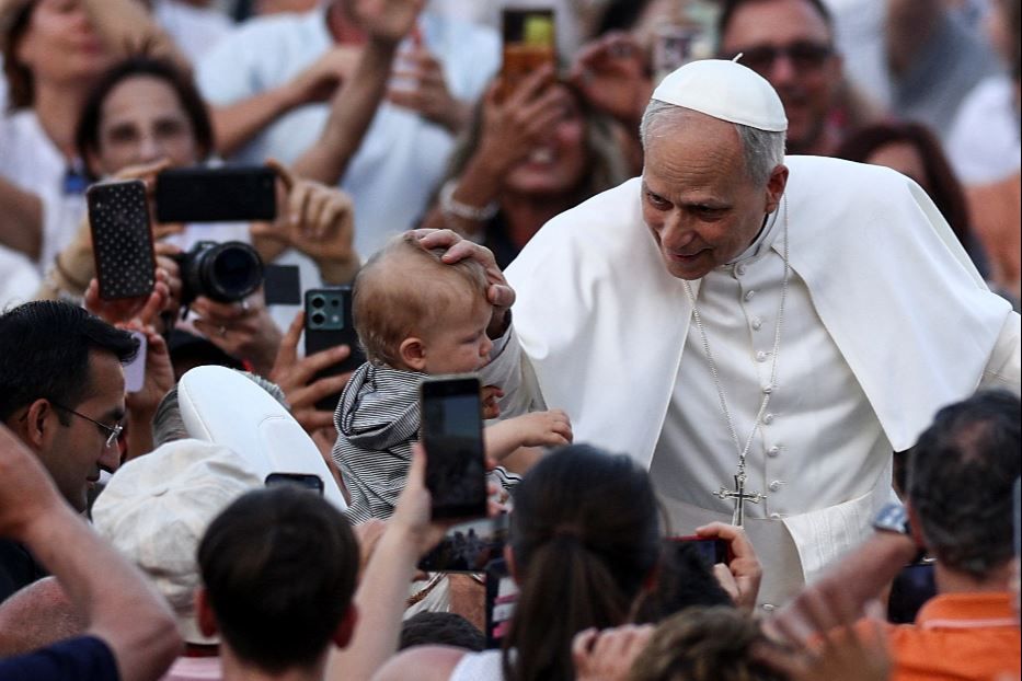 Leone XIV fra i pellegrini della veglia di Pentecoste in piazza San Pietro per il Giubileo di movimenti e associazioni - Reuters