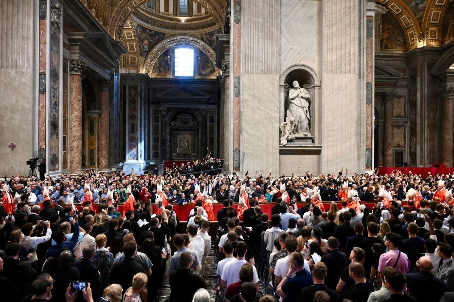 I cardinali fra due ali di folla nella Basilica di San Pietro per la Messa «pro eligendo Romano Pontifice» - Ansa
