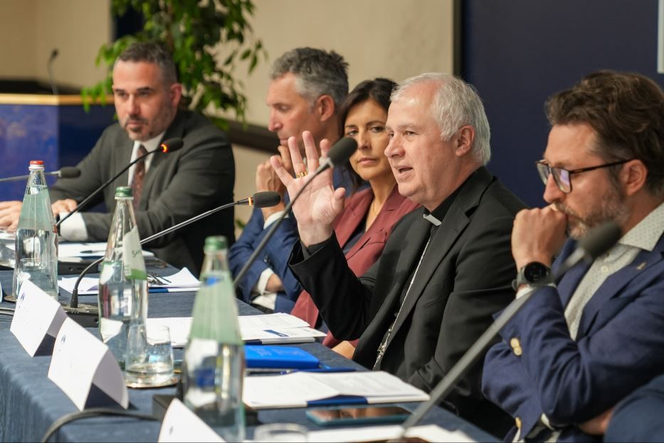 Al centro, monsignor Claudio Giuliodori, assistente ecclesiastico generale dell'Università Cattolica, durante l'evento per la presentazione della ricerca del Ce.R.T.A sul valore del "turismo spirituale" - Ufficio stampa Università Cattolica