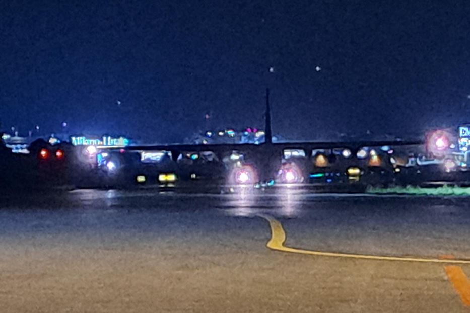 L'aereo con i suoi grandi occhi bianchi sgranati atterra sulla pista - Lucia Bellaspiga