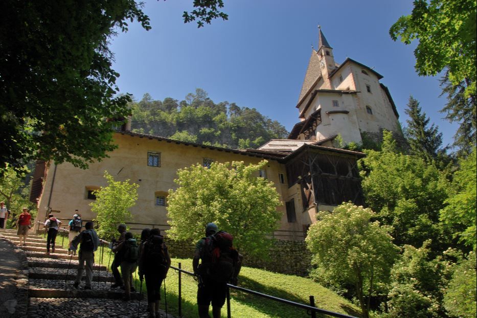 Nei pressi del Santuario di San Romedio, lungo il "Sentiero Frassati" del Trentino - web