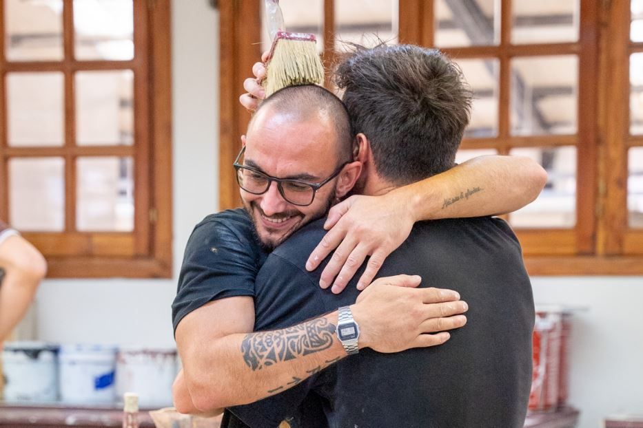 Altri due ragazzi si abbracciano in comunità - .