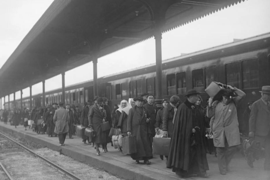 Banchine della stazione di Roma Termini gremite di pellegrini francesi giunti nell’Urbe in occasione della canonizzazione di Bernadette Soubirous, 7 dicembre 1933 - Archivio Storico Istituto Luce