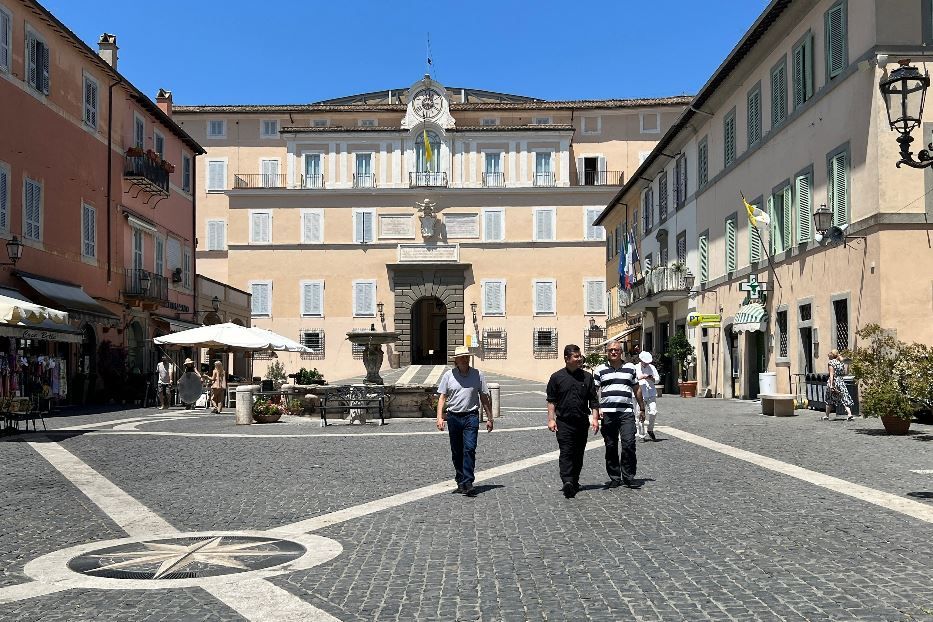 La piazza centrale di Castel Gandolfo dove è atteso Leone XIV e dove il Papa reciterà l'Angelus - Avvenire