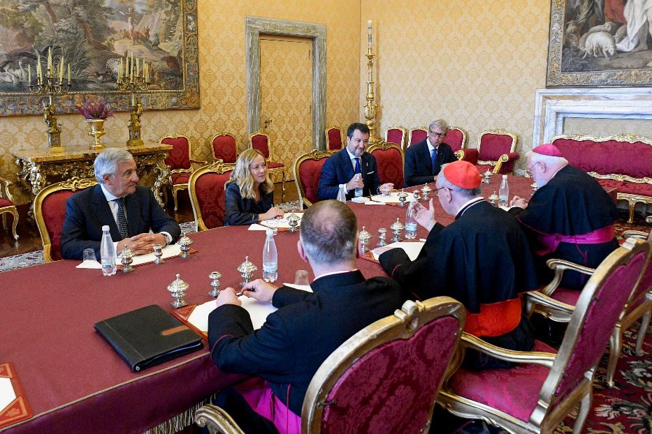 La delegazione italiana con la premier Giorgia Meloni nel colloquio con la segreteria di Stato - Ansa