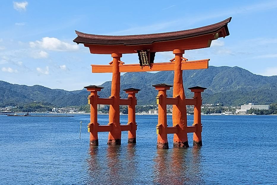 Il "torii" (portale) del santuario shintoista sull'isola di Myiajima, nella baia di Hiroshima, oggi uno dei luoghi più visitati e fotografati di tutto il Giappone - -