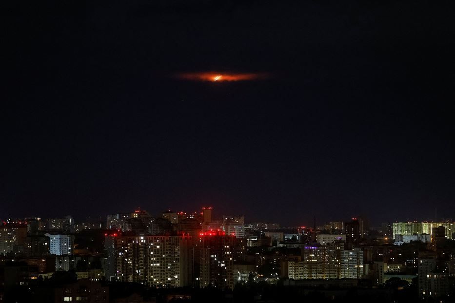 Il cielo sopra Kiev solcato dai droni russi - REUTERS