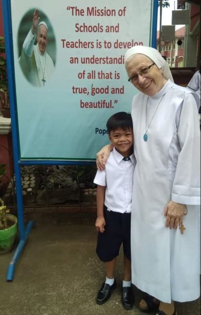 Suor Maria Adele Toccaceli con uno degli orfani