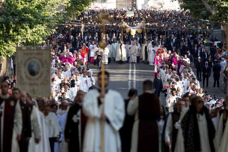 Leone XIV porta a piedi il Santissimo Sacramento lungo le via di Roma per la processione del Corpus Domini - Ansa