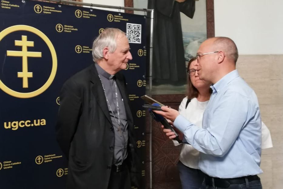 Il cardinale Matteo Zuppi durante l'intervista ai media Cei dopo la visita ai vescovi del Sinodo greco-cattolico ucraino - Avvenire-Sir
