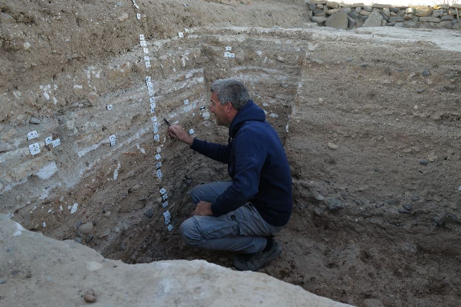 Il professor Jacopo Bonetto davanti a uno scavo statrigrafico - courtesy