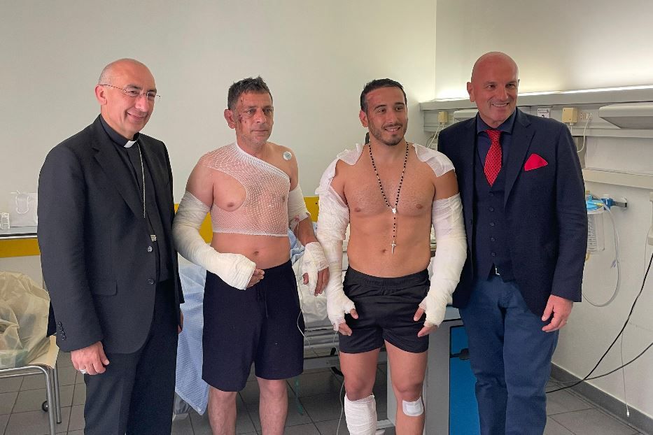 Un altro momento della visita di Reina agli agenti feriti nell'esplosione - .