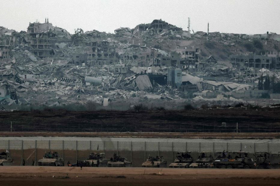 I tank israeliani e sullo sfondo la distruzione di Gaza - Ansa