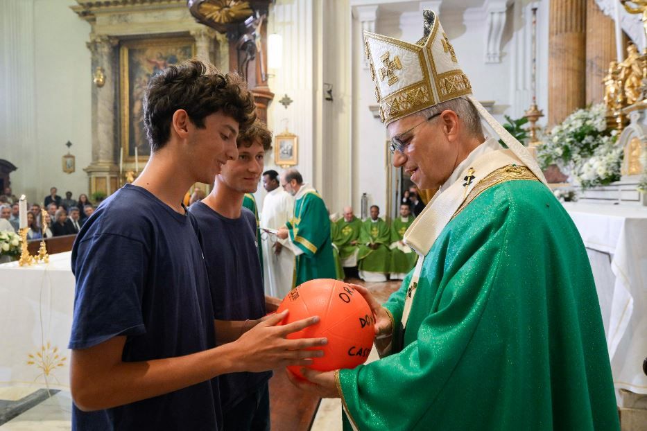Leone XIV saluta i ragazzi dell'oratorio della parrocchia pontificia a Castel Gandolfo - Ansa-Vatican Media