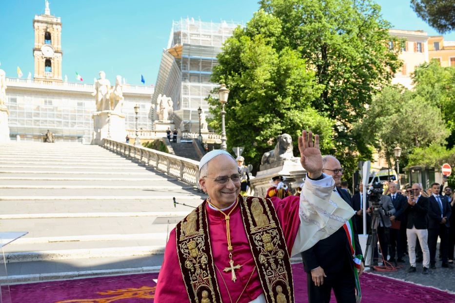 Papa Leone XIV in Campidoglio col sindaco di Roma Gualtieri - Ansa