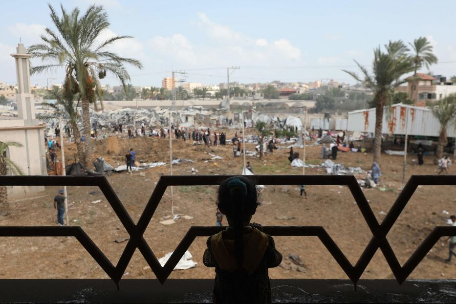 Una bimba affacciata sulla distruzione di Gaza City - Ansa